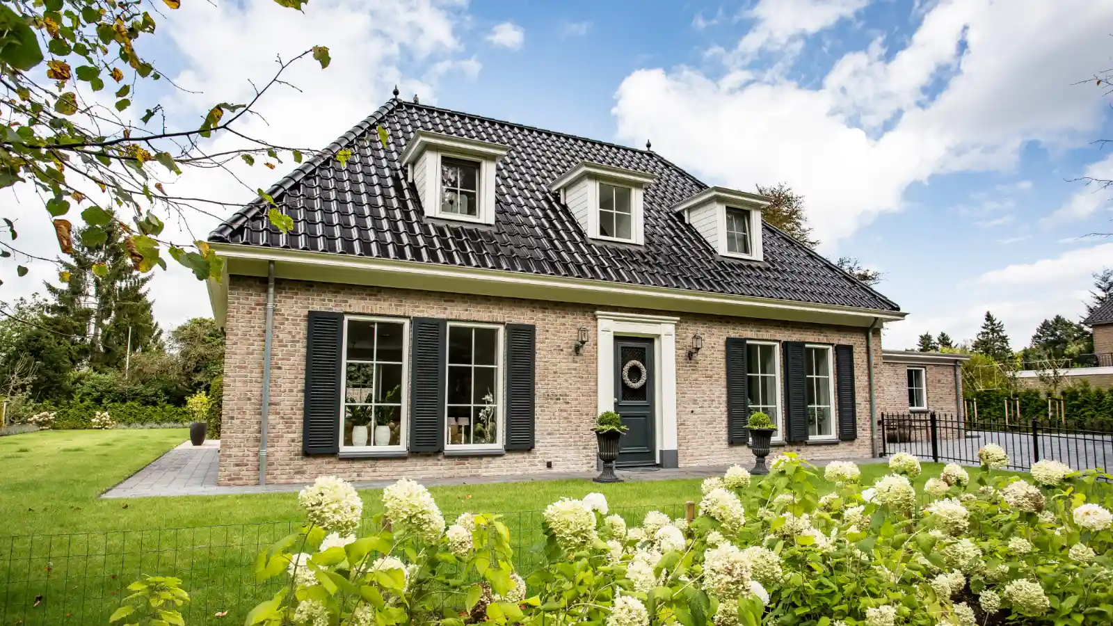 Vooraanzicht van een vrijstaande notariswoning met drie dakkapellen