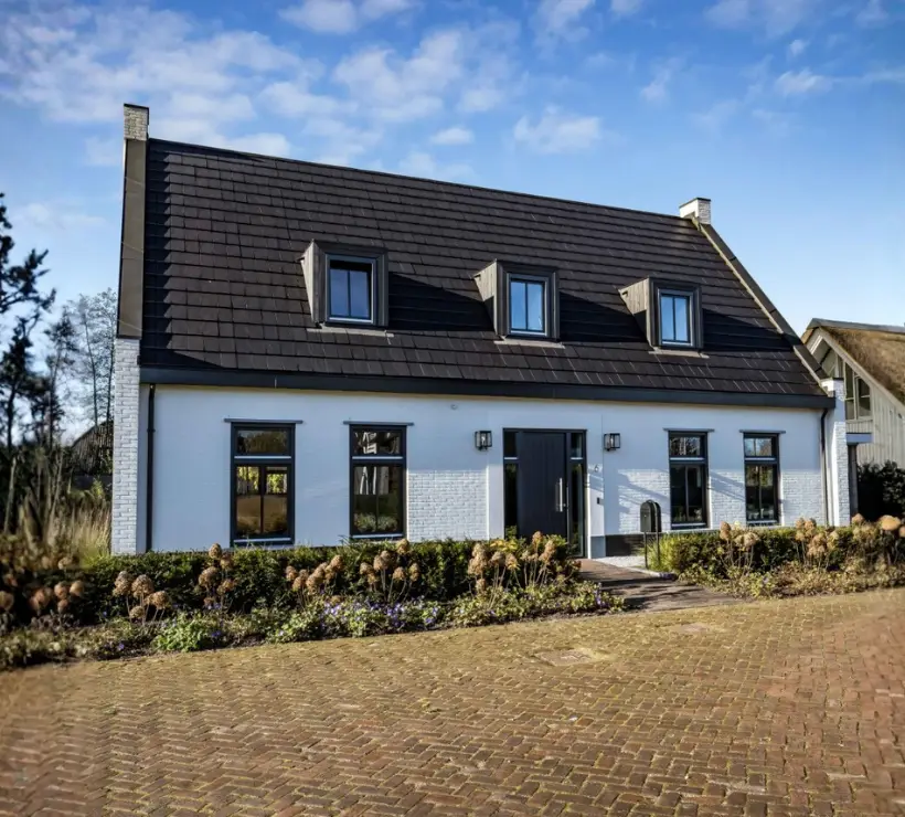 Vooraanzicht van een klassieke gezinswoning