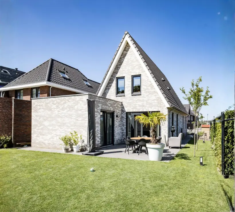 Vrijstaande woning met aanbouw met plat dak