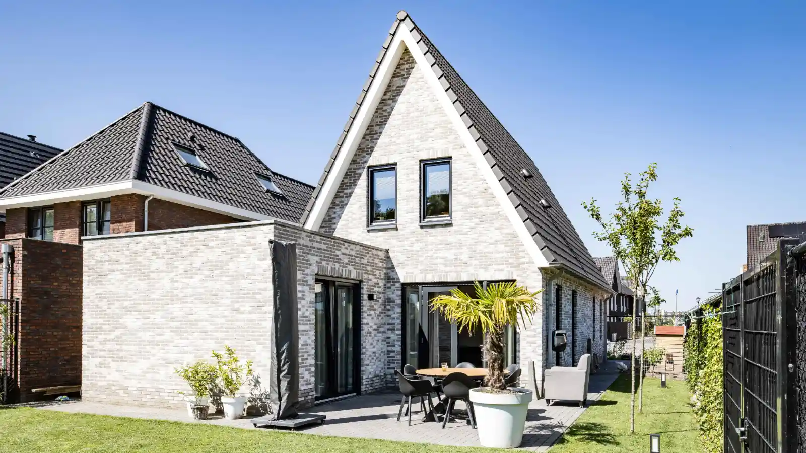 Vrijstaande woning met aanbouw met plat dak