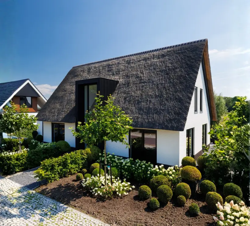 Vrijstaande woning met zwart risaliet