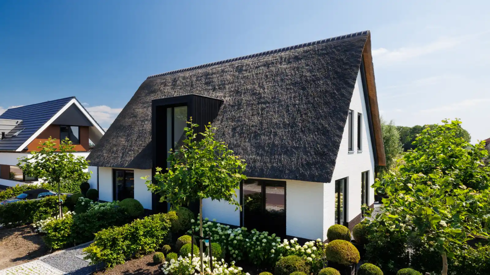 Vrijstaande woning met zwart risaliet