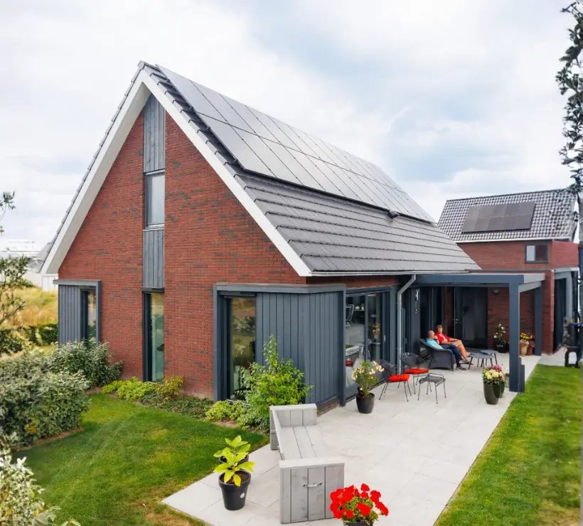 Vrijstaande eigentijdse woning met roodbruine gevelstenen