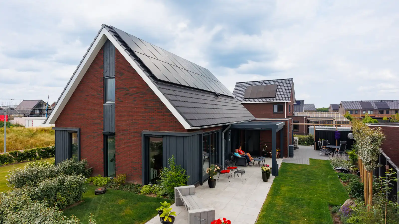 Vrijstaande eigentijdse woning met roodbruine gevelstenen