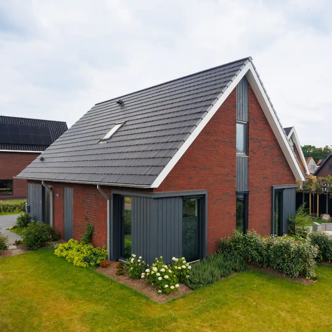 Vrijstaande ruime woning met roodbruine gevelstenen