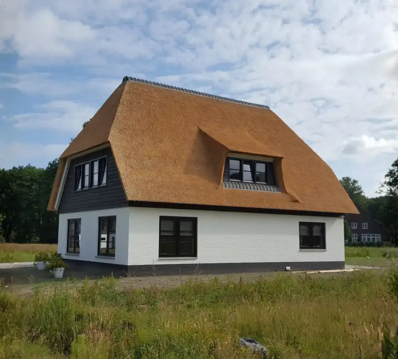 Vrijstaande woning met rieten kap met wolfseinden
