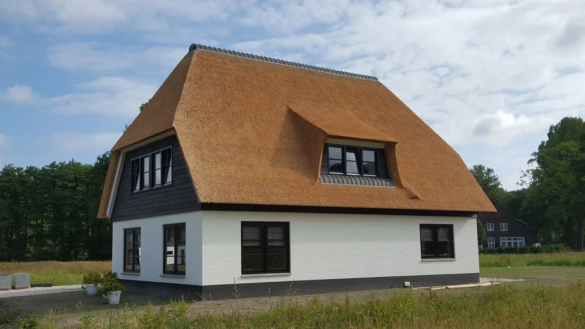 Vrijstaande woning met rieten kap met wolfseinden
