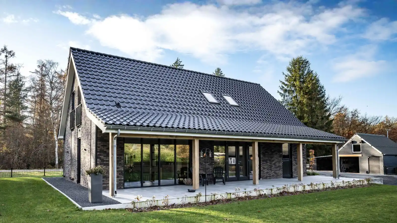 Vrijstaande schuurwoning met zwarte gevelstenen