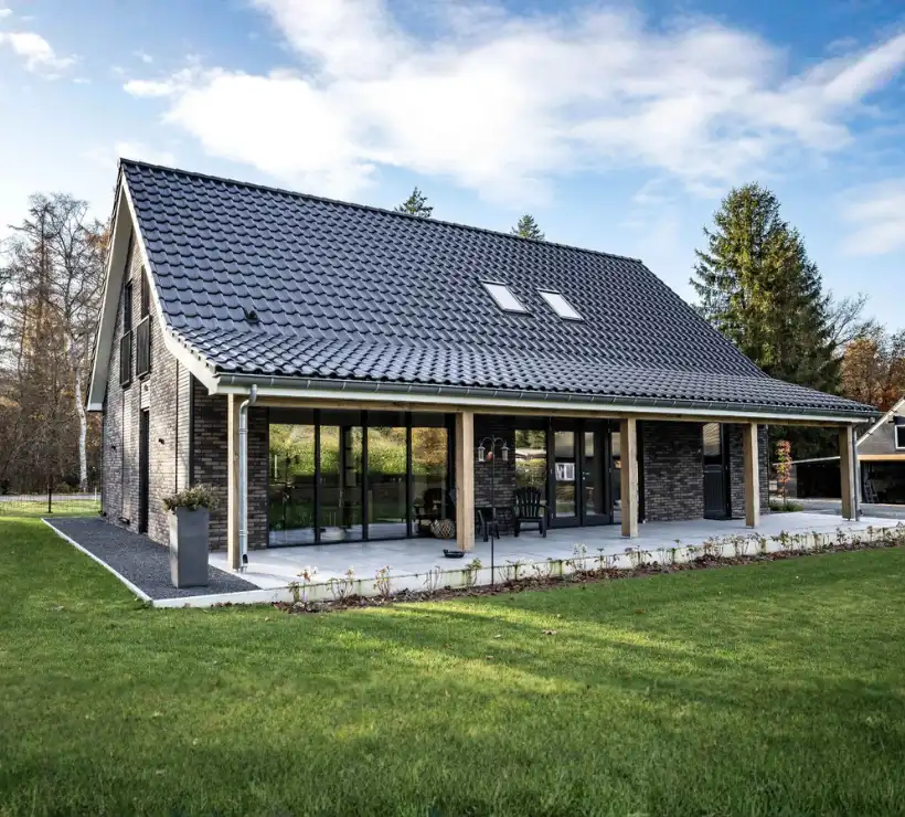 Vrijstaande schuurwoning met zwarte gevelstenen
