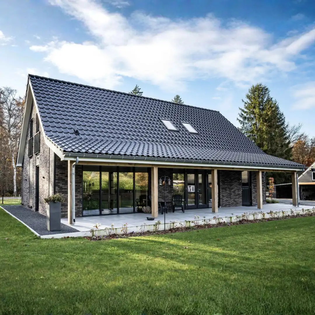 Achteraanzicht van een schuurwoning met ruime veranda 