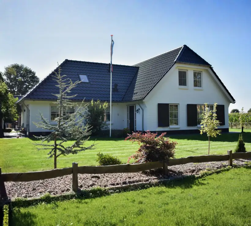 Vooraanzicht van een klassieke landelijke boerderijwoning