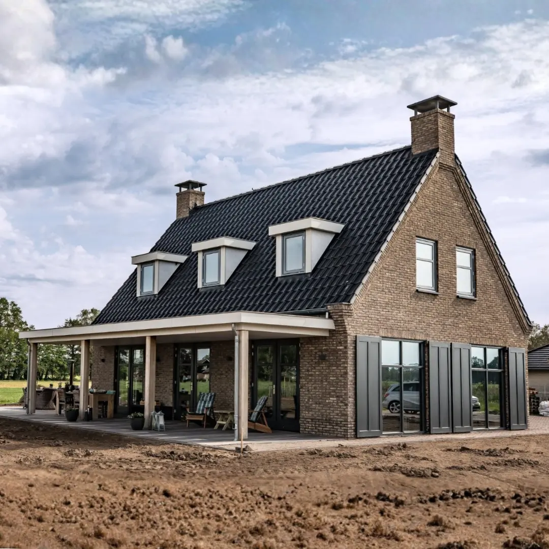 Achteraanzicht van een vrijstaande woning met aangebouwde veranda