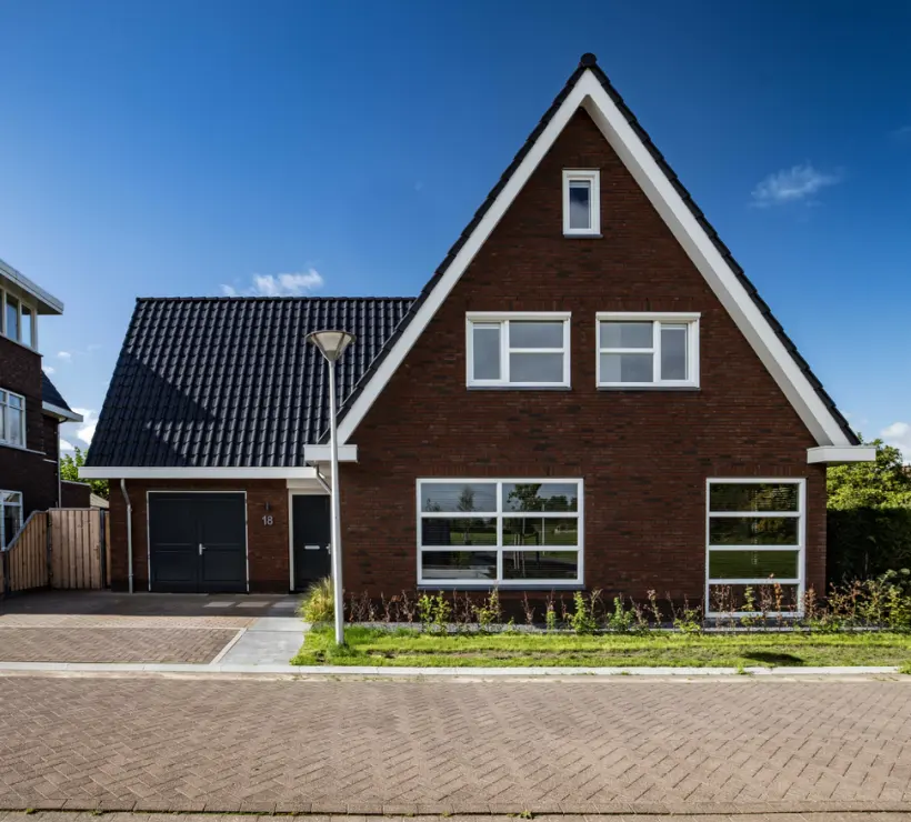 Vrijstaande woning met jaren '30 bouwstijl en aanbouw
