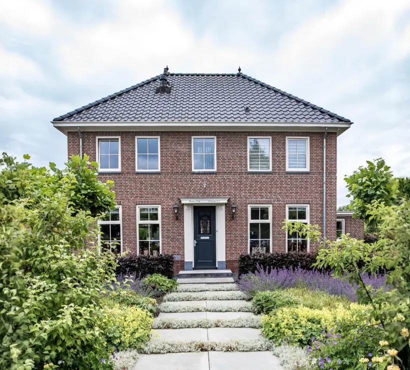Vooraanzicht van een vrijstaand herenhuis met symmetrie in de voorgevel