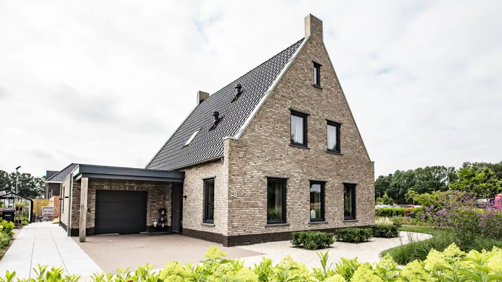 Vooraanzicht van een vrijstaande cottage met aanbouw