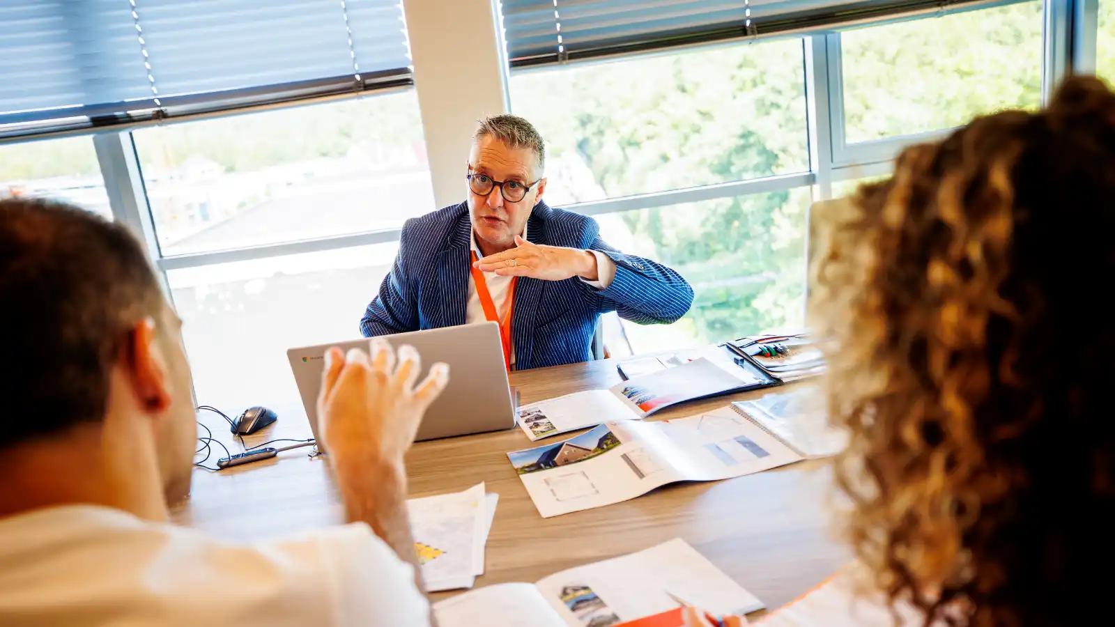 Adviseur en man zitten aan tafel en zijn in gesprek