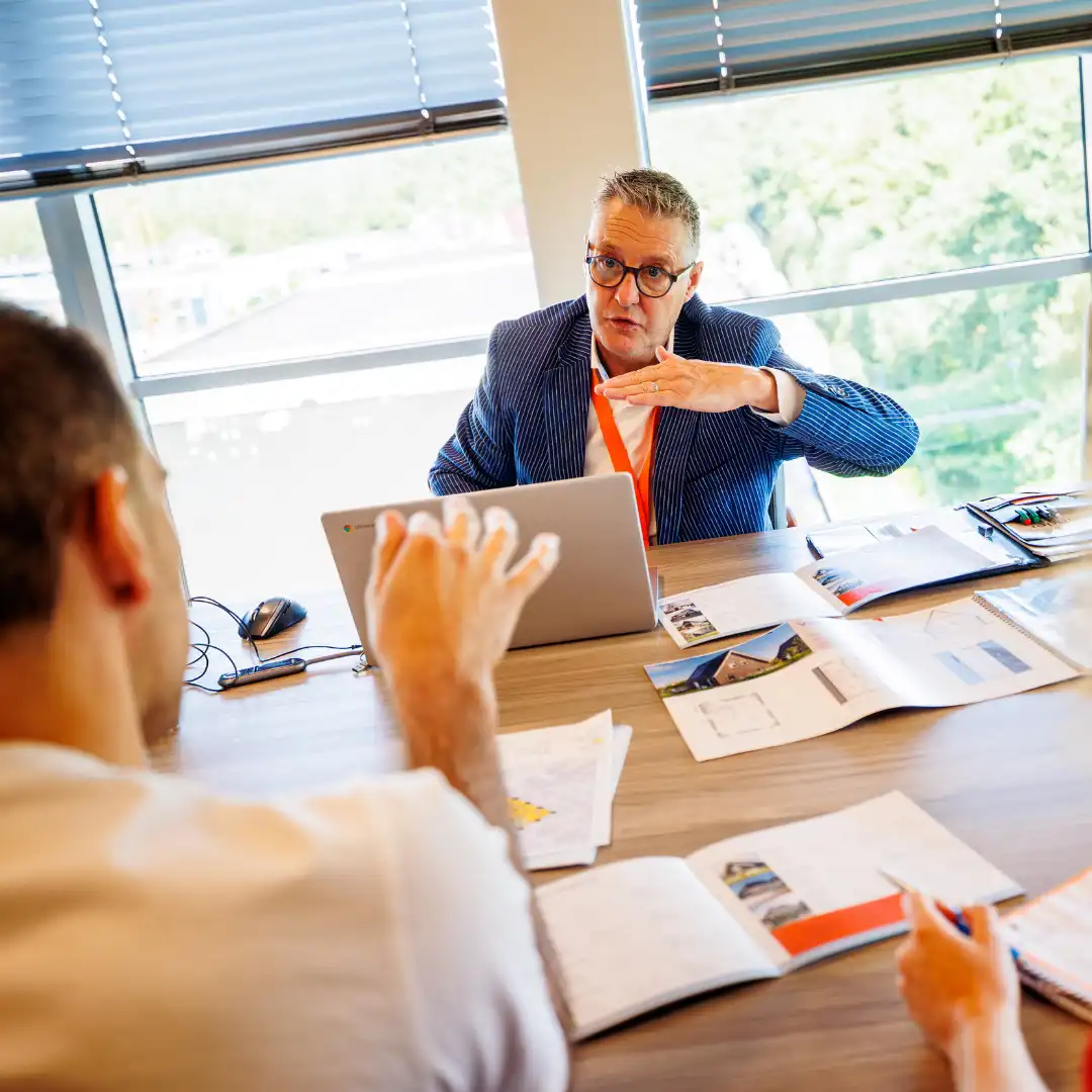 Adviseur en man zitten aan tafel en zijn in gesprek