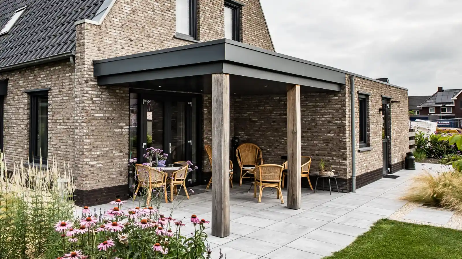 Aangebouwde verande moet eiken balken