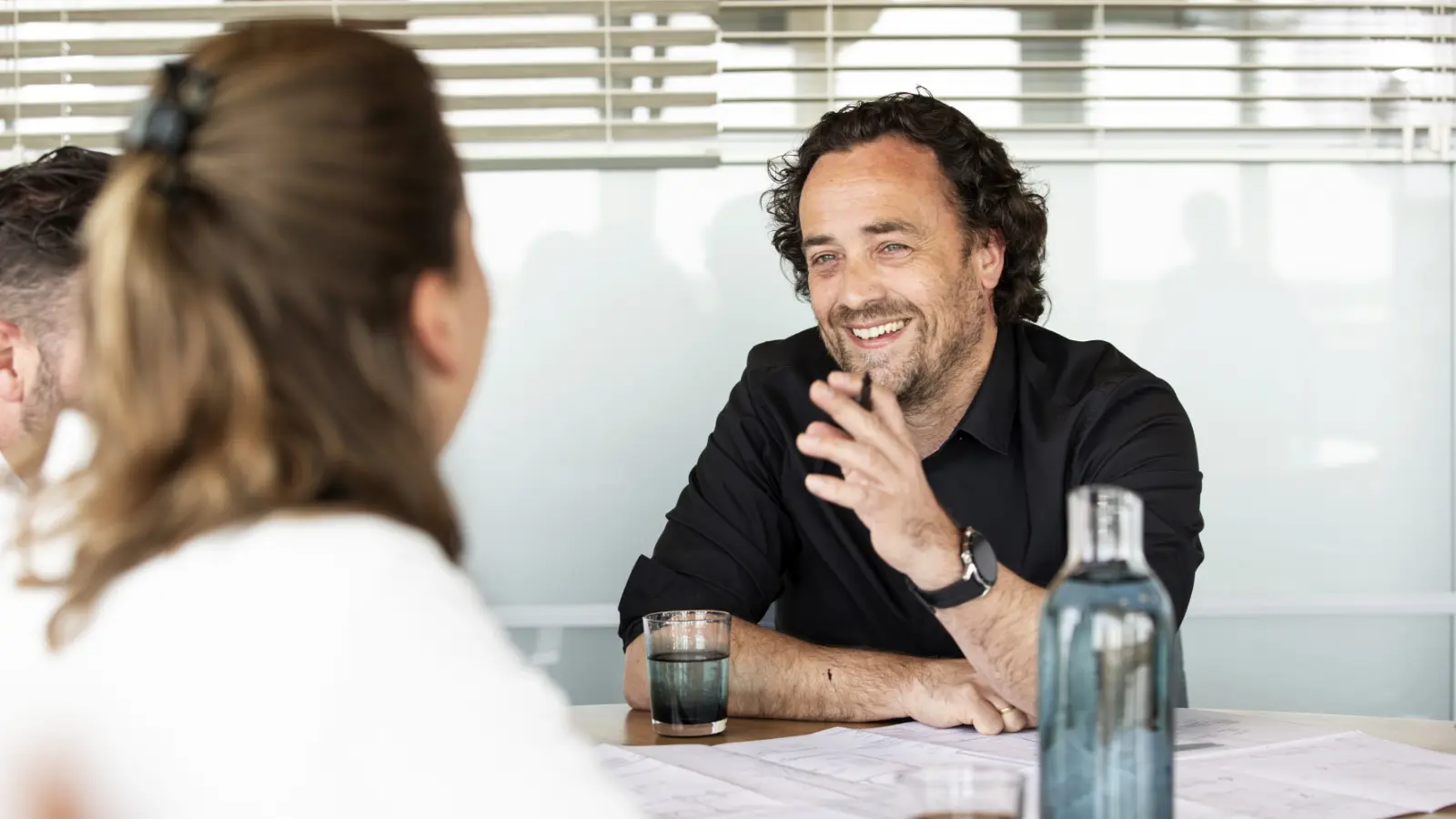 Architect zit aan tafel met een stel