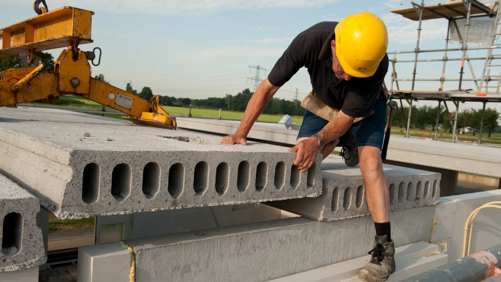 Timmerman plaats grote betonnen plaats voor woning