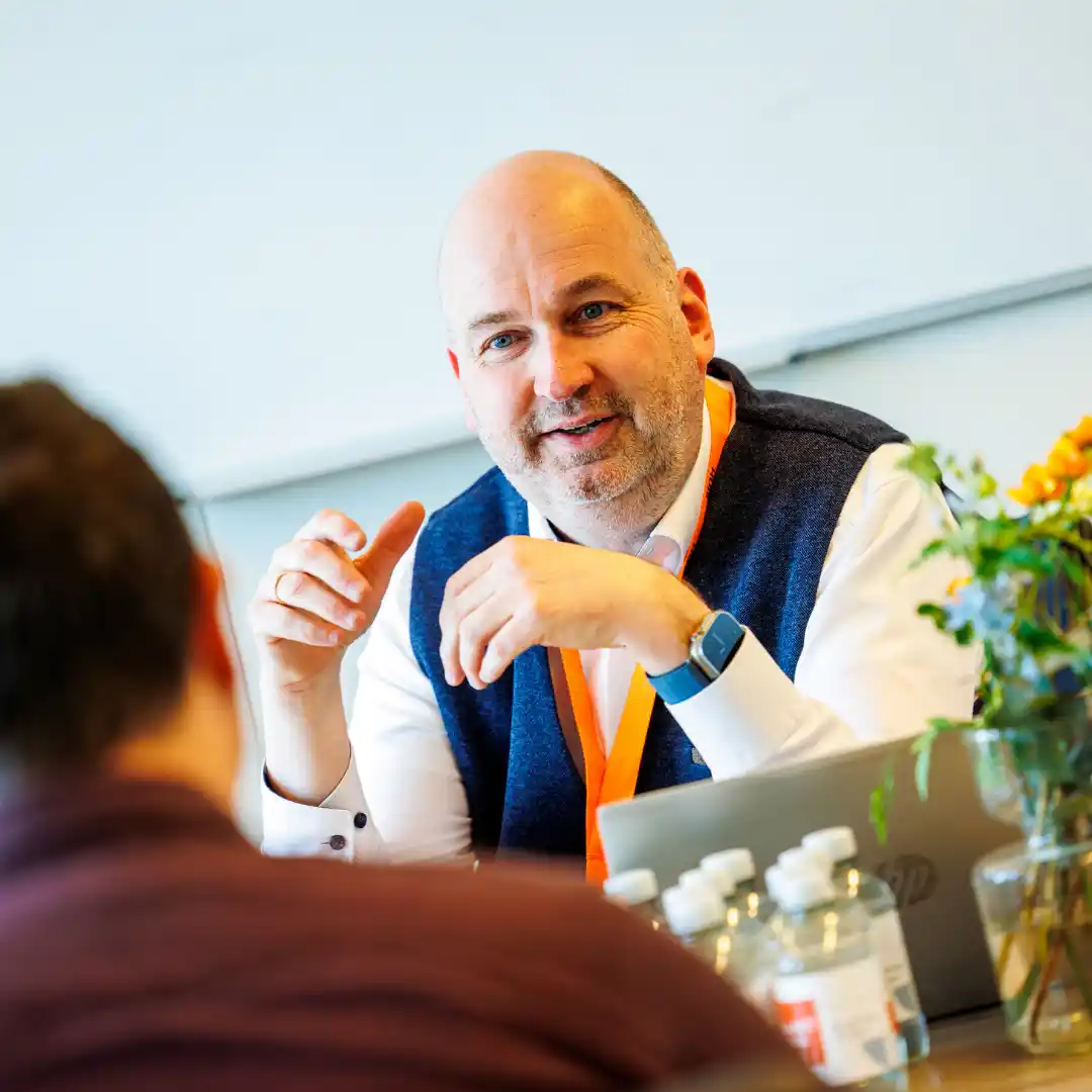 Adviseur van SelektHuis is in gesprek met persoon