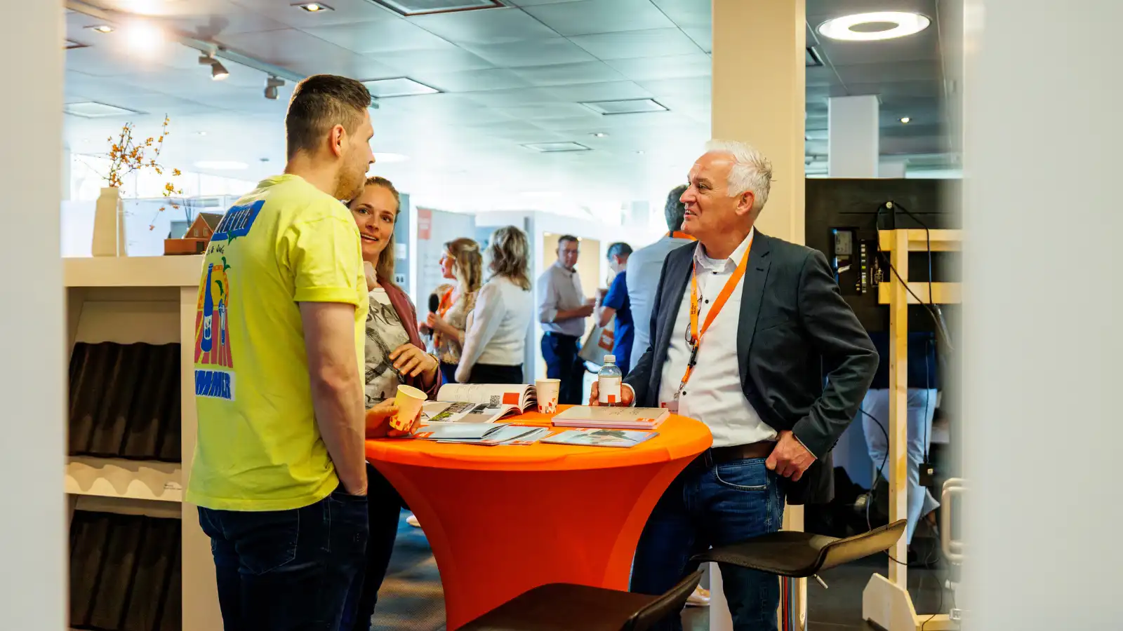 Adviseur in gesprek met klanten