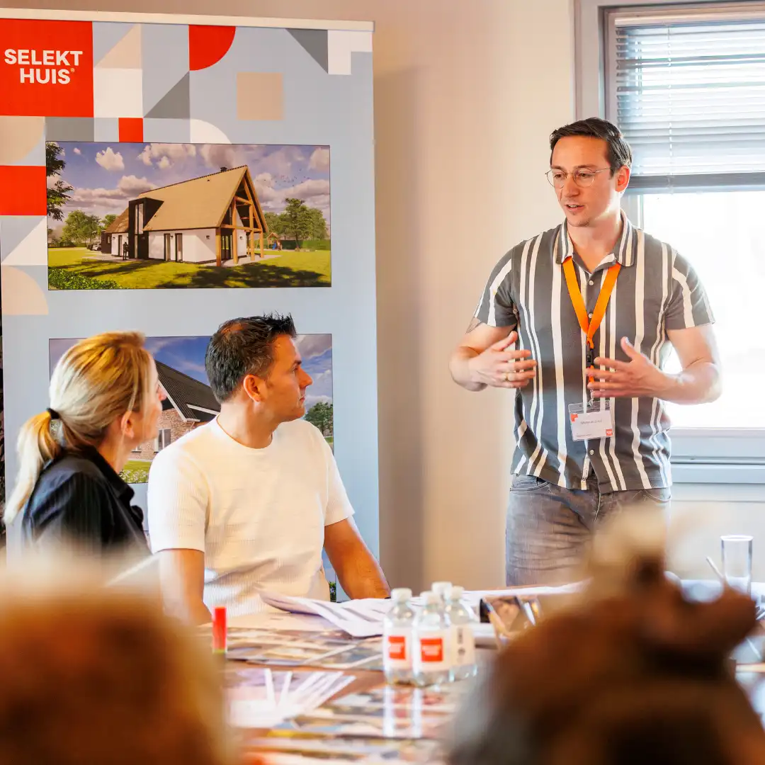 Adviseur van SelektHuis in gesprek met een klant