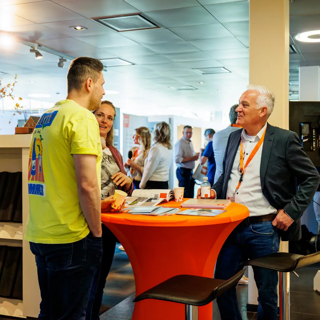 Een collega van SelektHuis ontvangt twee klanten in de showroom