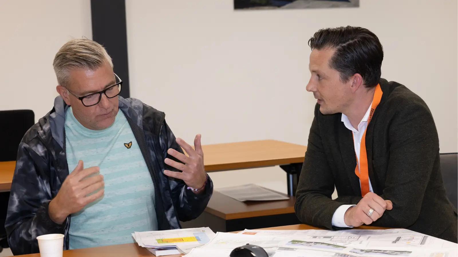 Ontwerper in gesprek met een klant