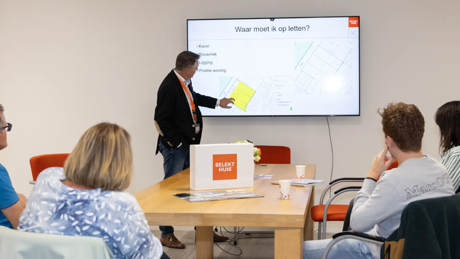 Adviseur die een presentatie geeft