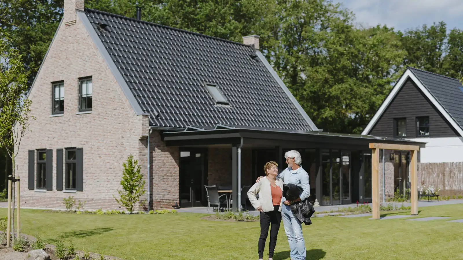 Man en vrouw staan samen voor hun vrijstaande woning