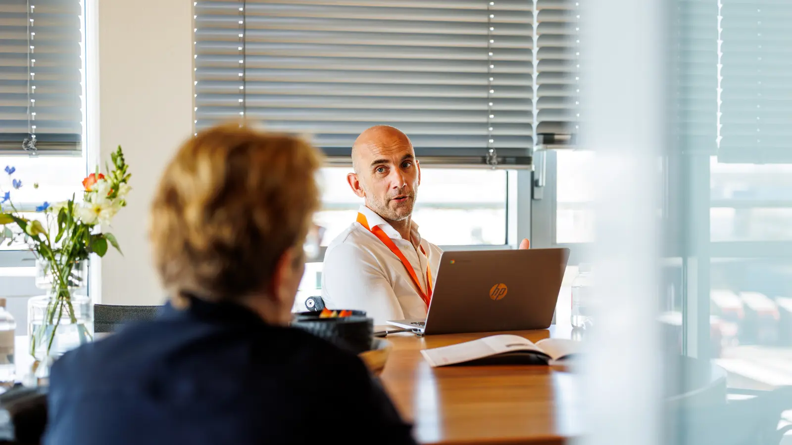 Adviseur is in gesprek met een klant