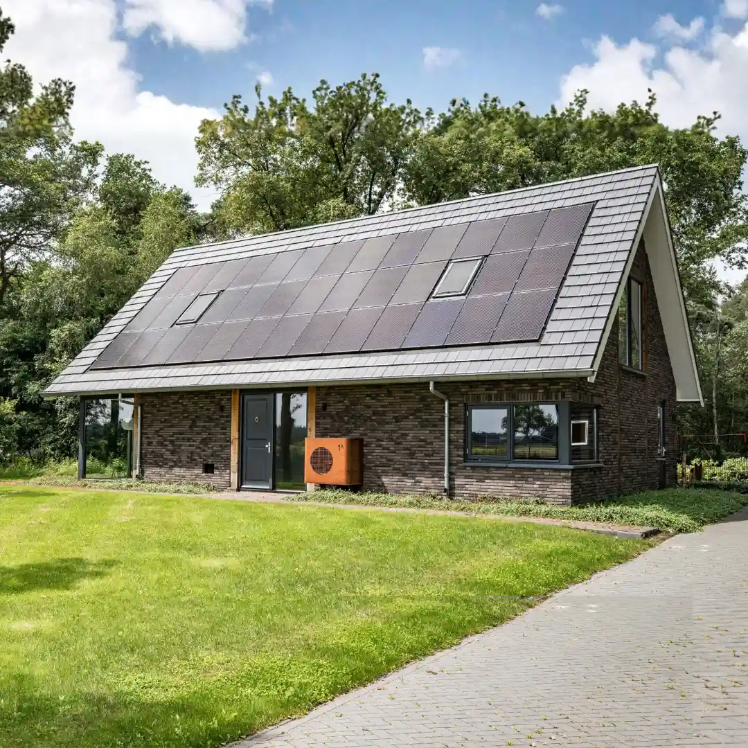 Vrijstaande landelijke woning met zonnepanelen op het dak