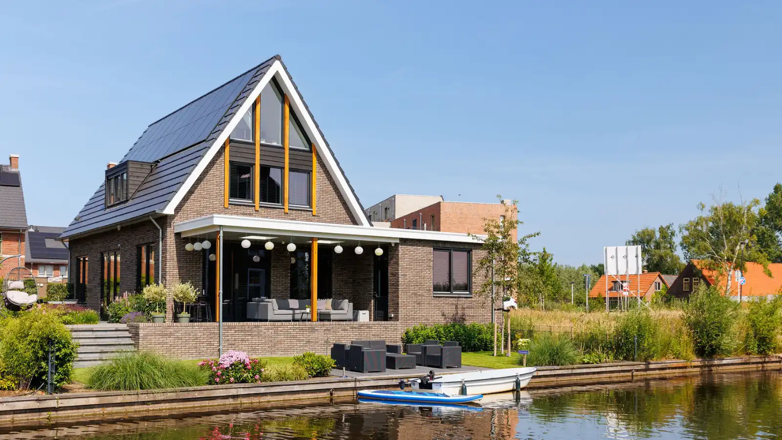 vrijstaande woningen met overkapping grenzend aan water