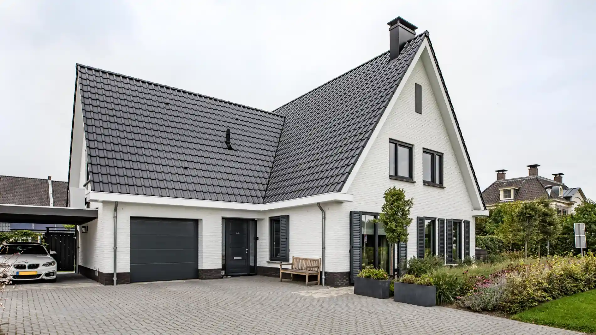 Grote witte vrijstaande woning met donkere kozijnen