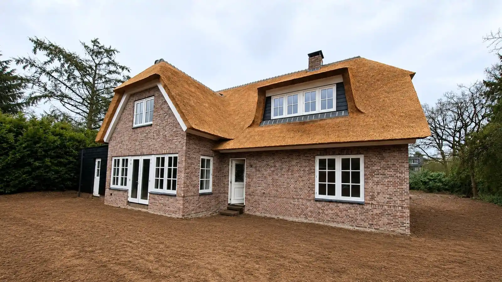 Vrijstaande woning met rieten kap