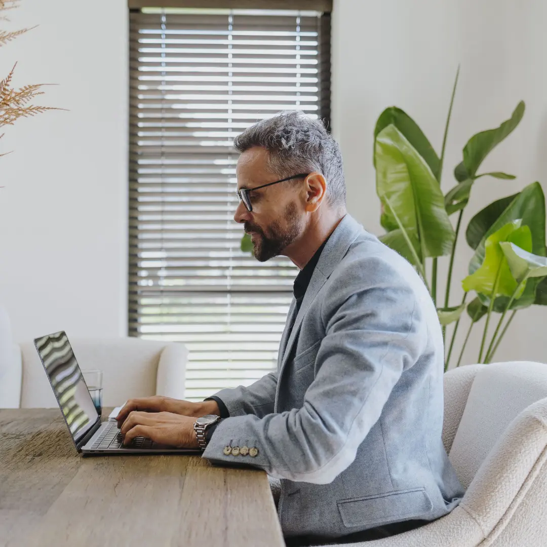 Man zit achter zijn laptop wat op te zoeken