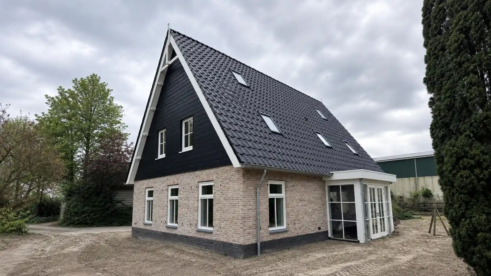 Vrijstaande woningen met erker en zwarte gevelbekleding