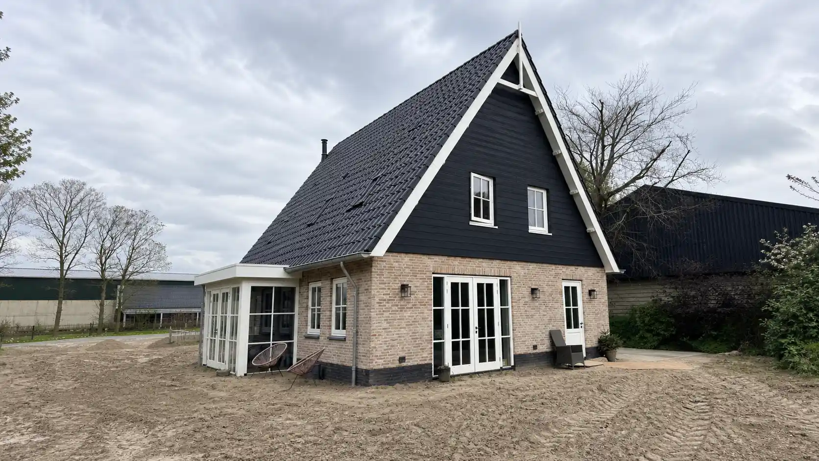 Vrijstaande woningen met erker en zwarte gevelbekleding