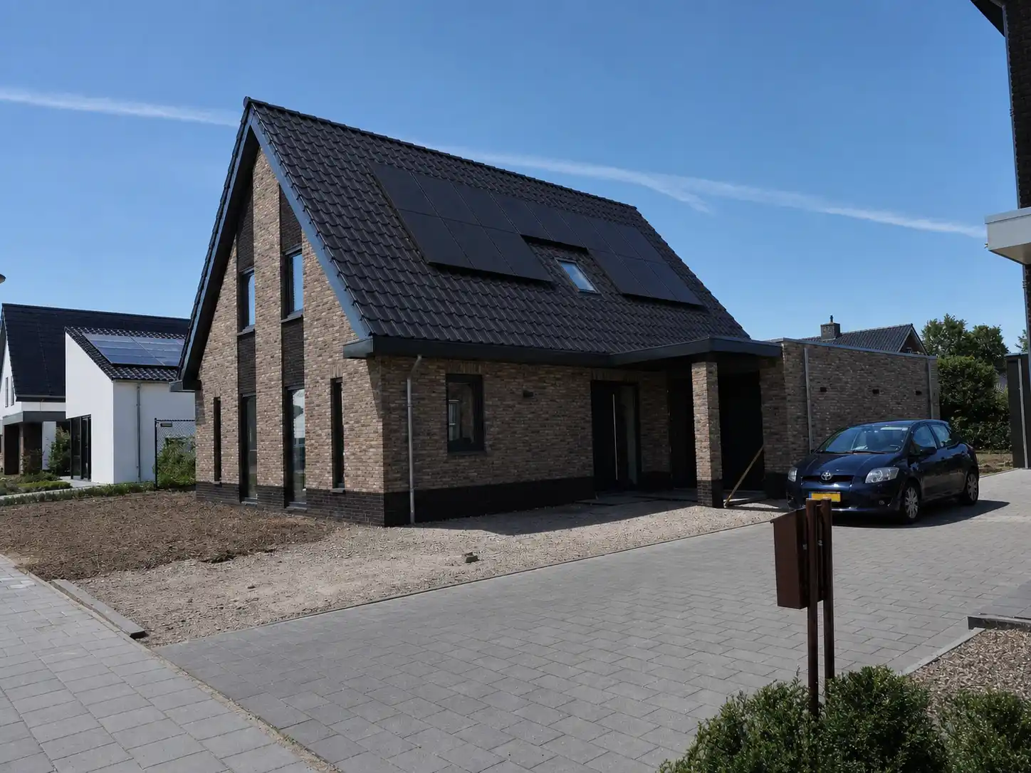 Vrijstaande woningen met zonnepanelen op het dak