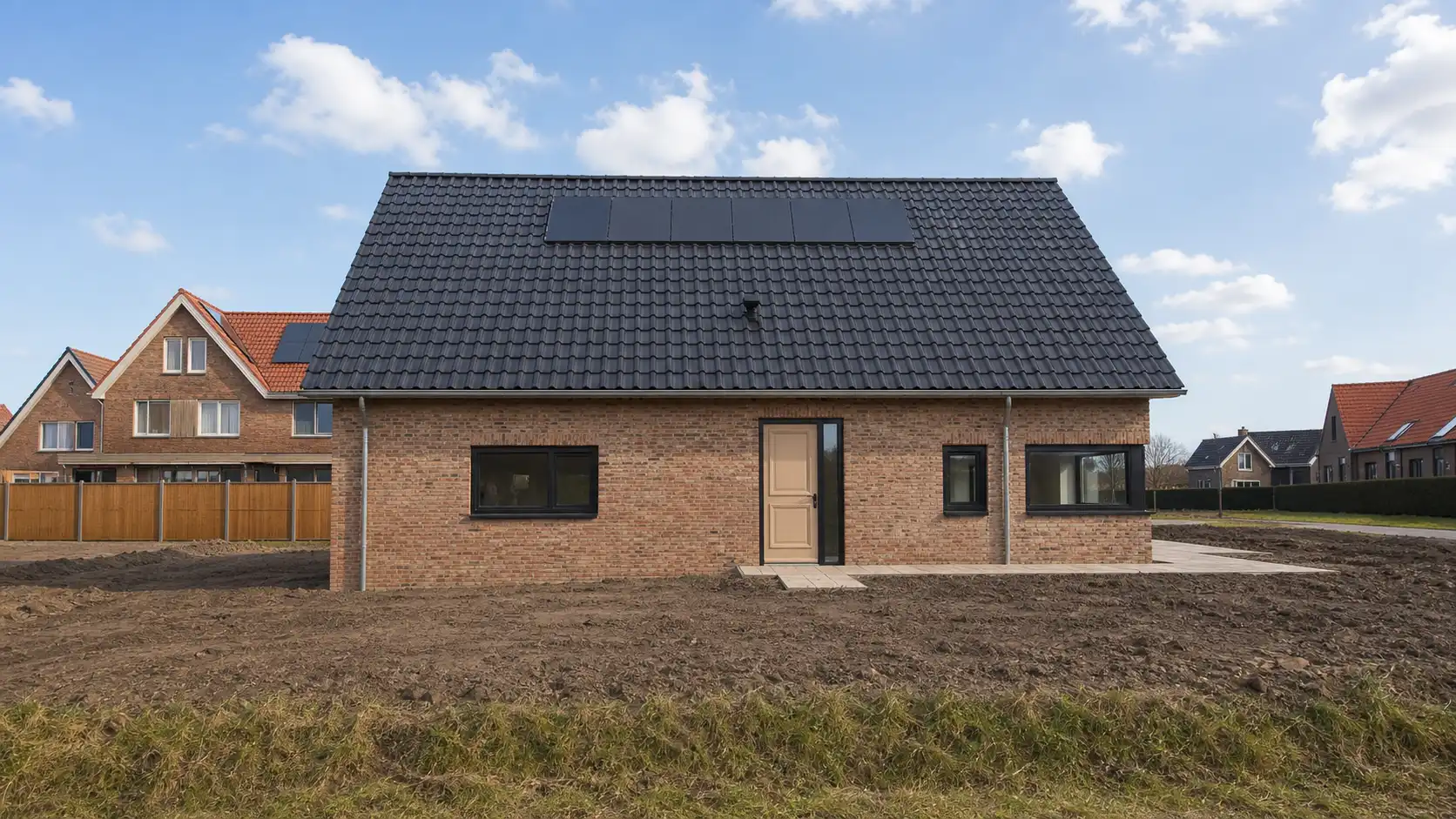 Vrijstaande woning met donkere kozijnen en zonnepanelen op het dak