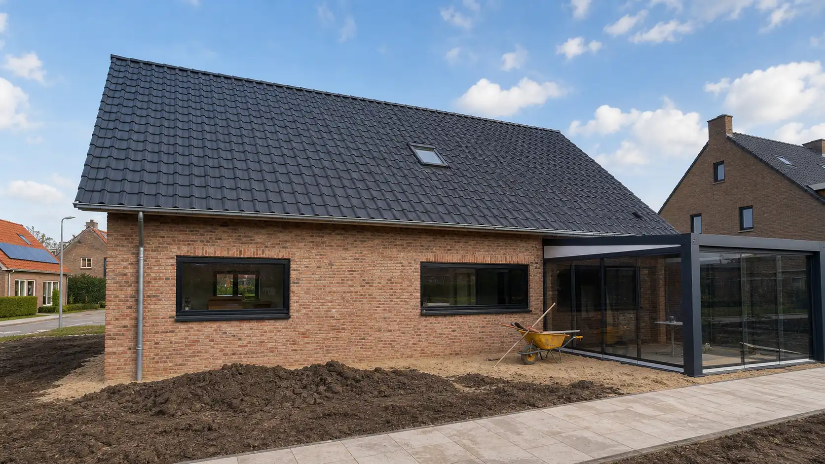 Vrijstaande woning met donkere kozijnen en overkapping