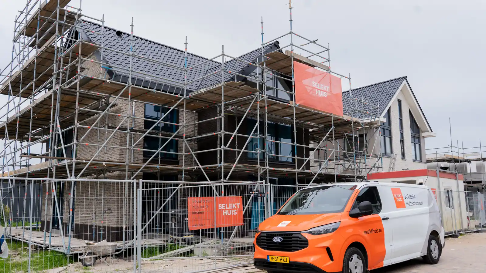 Vrijstaande woning in aanbouw met een steiger om de woning