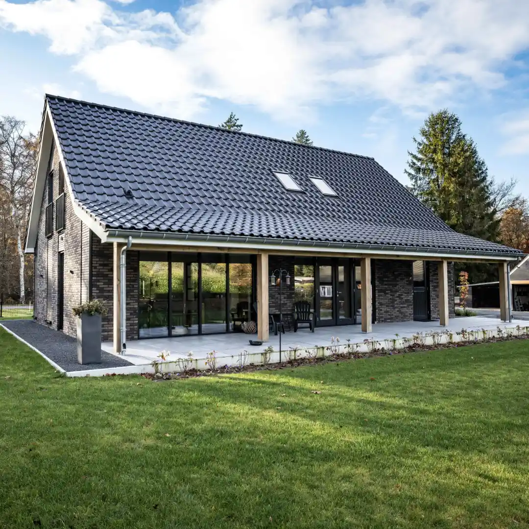 Vrijstaande schuurwoning met overkapping over de hele breedte