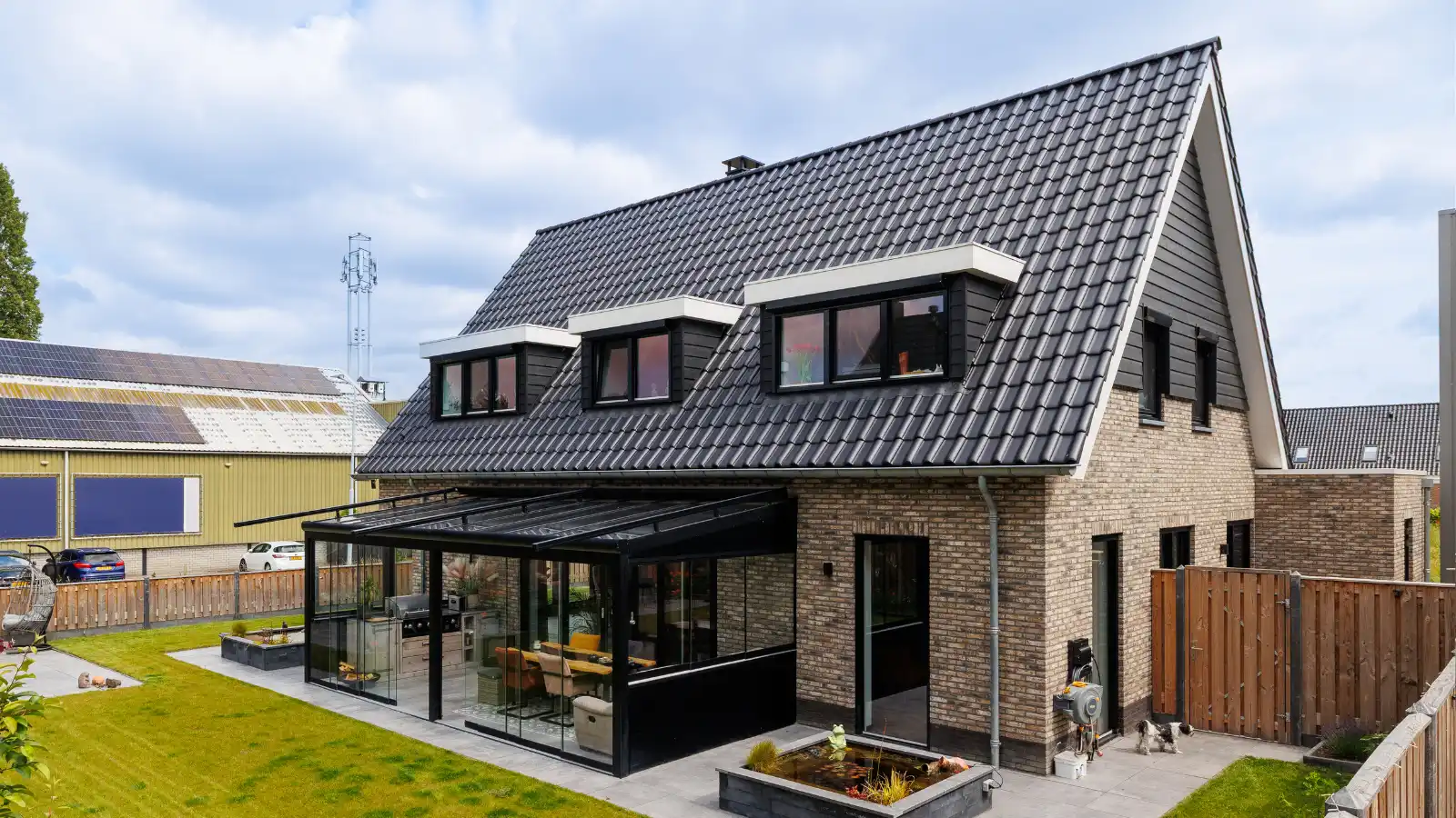 Vrijstaande woning met drie dakkapellen en houten gevelbekleding