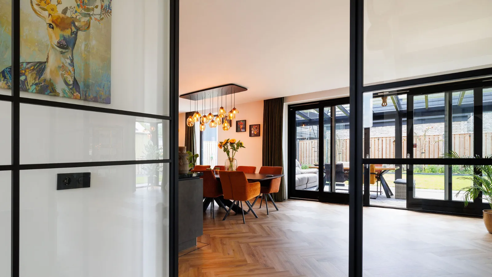 Staatsdeuren waardoor je de eettafel ziet
