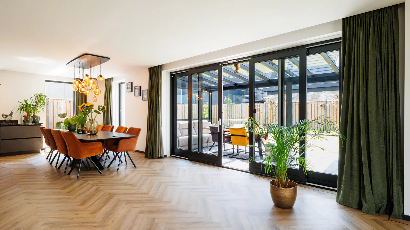 Eettafel met grote openslaande deuren