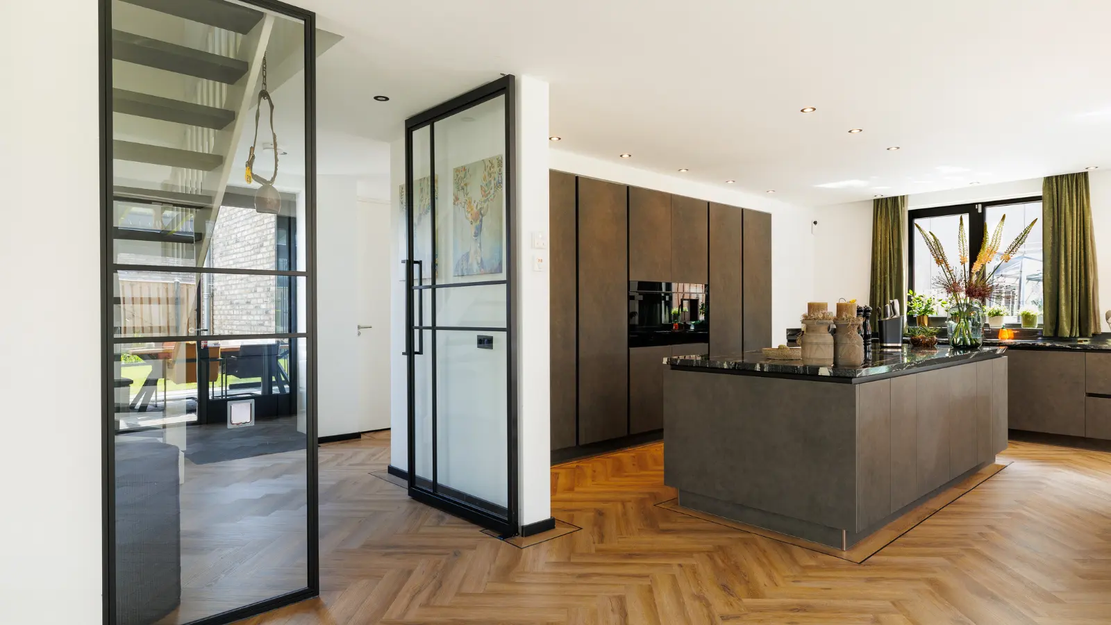 Keuken met kookeiland en grote glazen deuren