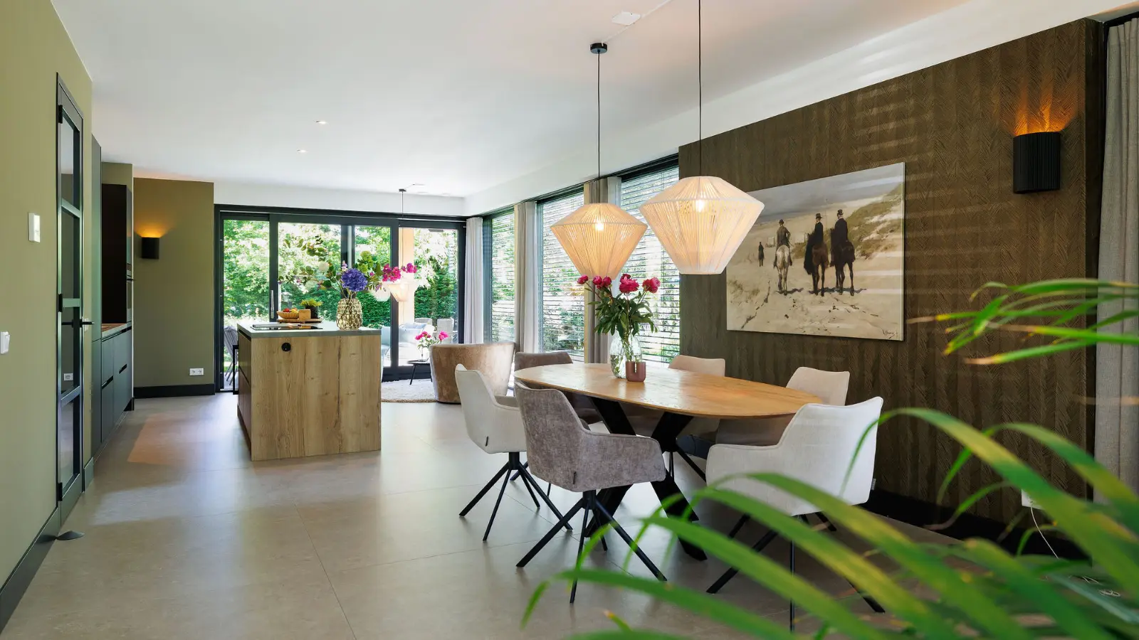 Grote open leefkeuken met eettafel en stoelen