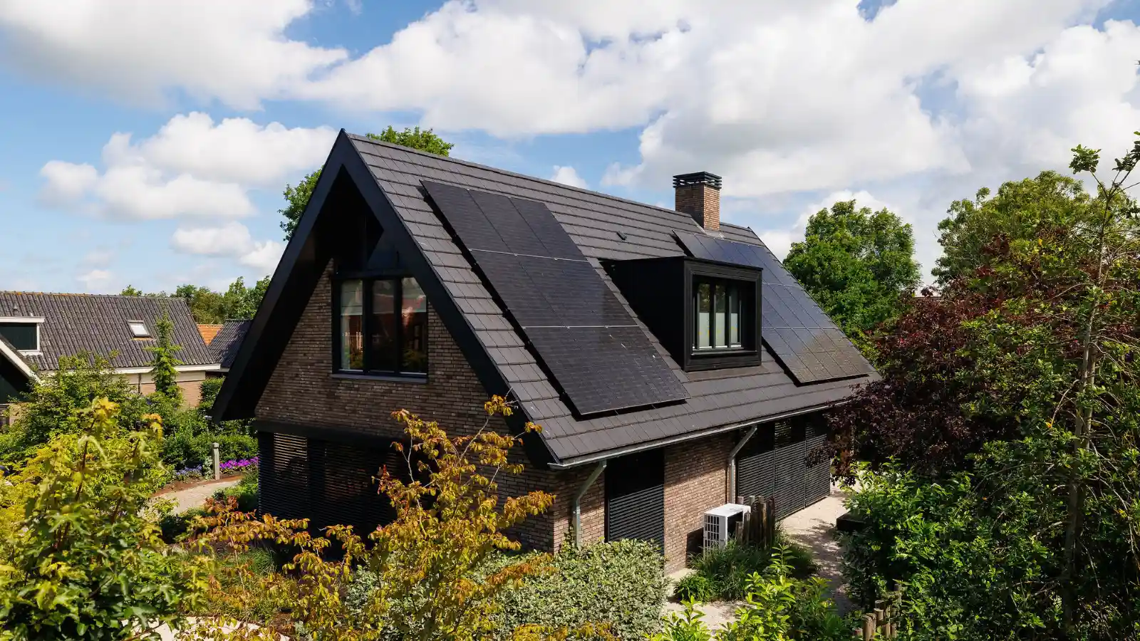 Vrijstaande schuurwoning met zonnepanelen en dakkapel